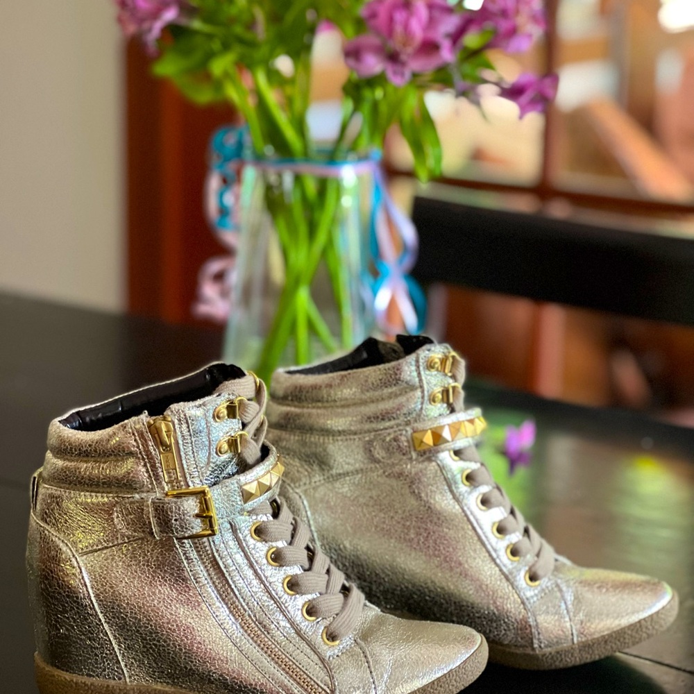 Steve Madden Huston Gold Wedge Sneakers size 6.